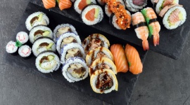 Trzy tygodnie darmowego sushi LIFESTYLE, Żywienie - Sieć Koku Sushi szkoli obsługę nowych lokali, które powstają w Gnieźnie i Grudziądzu. Przy okazji prowadzi też nietypową akcję promocyjną. Wyprodukowane „próbne” dania rozdaje okolicznym mieszkańcom.
