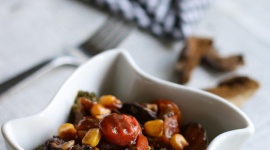 Przepis na duszone warzywa z tofu i grzybami – aromatyczne danie na każdą okazję LIFESTYLE, Żywienie - Duszone warzywa z tofu i grzybami to lekki posiłek, który można serwować na wiele sposobów. Danie doskonale prezentuje się na talerzu, jest aromatyczne i pełne smaku. Dzięki zróżnicowanym dodatkom można zmieniać sytość i charakter potrawy, dopasowując ją do pory dnia i apetytu.