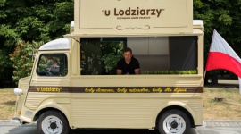 Lody o smaku chleba? LIFESTYLE, Żywienie - Wydaje się, że lodziarze zapadli w sen zimowy? Nic bardziej mylnego. W zaciszu rzemieślniczych wytwórni praca wre nad tym czym zaskoczyć klientów w nowym sezonie. Kreatorzy smaków ważą, odcedzają, miażdżą i miksują, by stworzyć coś wyjątkowego.