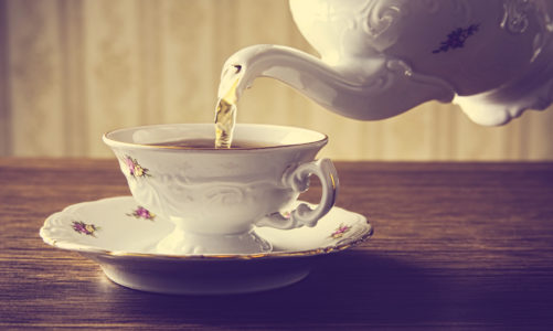 Kiedy z cytryną, a kiedy z mlekiem? Herbaciany savoir – vivre