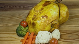 Smakołyki na wielkanocny stół. Lech jeszcze przyjmuje zamówienia LIFESTYLE, Żywienie - W sklepach z garmażerią ruszają zamówienia na potrawy świąteczne. Największym zainteresowaniem Podlasian tradycyjnie cieszą się swojskie wędliny, faszerowane jaja, żur i pieczony drób. Kto nie ma czasu ich przyrządzić może zamówić „święta do domu”.