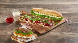 Shell rozszerza ofertę gastronomiczną deli by Shell LIFESTYLE, Żywienie - Od 1 kwietnia br. Shell zaprasza do zapoznania się z rozszerzoną ofertą gastronomiczną dostępną na stacjach sieci. Wśród nowości deli by Shell są m.in. sałatka cezar i włoskie przekąski na bazie ciasta do pizzy z dodatkiem mozzarelli, a także nowe propozycje dla wegetarian.
