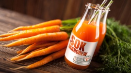 W Dzień Marchewki postaw na zdrowie! LIFESTYLE, Żywienie - Kalendarz pełen jest nietypowych świąt, dlatego nie zaskoczy nikogo fakt, że 4 kwietnia obchodzimy… Dzień Marchewki. Wbrew pozorom jest to jednak bardzo istotna data – marchewka jest niezwykle bogata w wartości odżywcze, nie tylko surowa, ale i w formie soków, musów i smoothies.