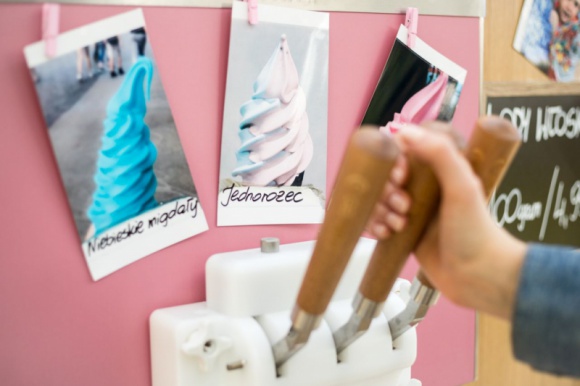 Na warszawskim Żoliborzu otworzyła się self service gelateria Ice Dream LIFESTYLE, Żywienie - Na początku kwietnia na Żoliborzu otworzyła się lodziarnia Ice Dream - jedyne miejsce w Warszawie, w którym można samodzielnie skomponować wymarzony deser, łącząc ulubione smaki włoskich lodów z kolorowymi dodatkami.