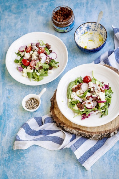 PRZEPIS OLE!:Wiosenna sałatka z kalarepą i suszonymi pomidorami LIFESTYLE, Żywienie - Kontakt dla mediów: Maciej Sztupek PR&Marketing Manager maciej.sztupek@n42.pl tel. 795 141 366