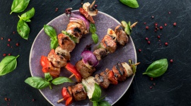 Grillowe menu - przepis na Kolorowe szaszłyki z karczku marki Berger LIFESTYLE, Żywienie - Szaszłyki to już klasyk, ale te z karczku, podane w towarzystwie kolorowych warzyw z pewnością zachwycą feerią barw i niebanalnym smakiem.