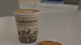 Lodziarze zapraszają na kawę! LIFESTYLE, Żywienie - W tym sezonie w Wytwórni Lodów Polskich „u Lodziarzy” zjemy nie tylko prawdziwe, naturalne lody – klienci skosztują także świeżo palonej kawy. Na najmłodszych fanów zimnych deserów czeka natomiast spełnienie ich marzeń – kilka smaków w jednym waflu!