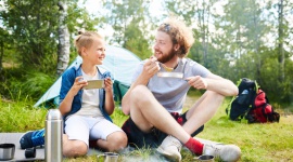 Gotowi na rodzinną majówkę? LIFESTYLE, Żywienie - Rolki, rower, a może wyprawa do lasu? Majówkowe wypady to przedsmak wakacyjnych podróży. Pakujemy plecaki i w drogę. A co z dietą? Czy na górskim szlaku albo podczas rowerowej przejażdżki skazani jesteśmy tylko na przekąski albo dania instant? Niekoniecznie.