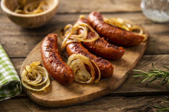 Trzy odsłony grilla – pomysły na pyszną kiełbasę, kaszankę i szaszłyki LIFESTYLE, Żywienie - Grillowanie na świeżym powietrzu to z pewnością jedna z ulubionych atrakcji większości Polaków. Czego nie może zabraknąć na ruszcie? Oczywiście kultowej kiełbasy, kaszanki oraz szaszłyków i to w różnych odsłonach.