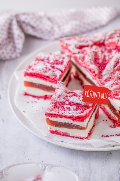 Róż i już! Pomysły na desery w różowym kolorze LIFESTYLE, Żywienie - Łososiowy, landrynkowy, a może pudrowy? Kolor różowy niejedno ma imię. Marka Delecta zainspirowana wyborem Instytutu Pantone podpowiada ja wykonać pyszne i jednocześnie barwne desery inspirowane tą barwą, zwłaszcza że przyroda aktualnie sama dostarcza wielu inspiracji!