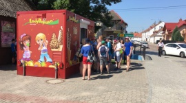 BonaNOWY poleca się na gorące dni LIFESTYLE, Żywienie - Deser BonaNOWY pojawił się w wybranych lodziarniach sieci LodyBonano kilka tygodni temu. Właściciele tych lokali twierdzą, że będzie to prawdziwy hit tego lata. Lody z dodatkami świeżych owoców już cieszą się dużą popularnością.