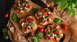 Piknikowe tartaletki na słono z kiełbaską od Bergera LIFESTYLE, Żywienie - . Łatwe do zapakowania, nie wymagające użycia sztućców, tak zwane comfort food sprawdzi się w niecodziennych warunkach. My proponujemy tartaletki z kiełbaskami.