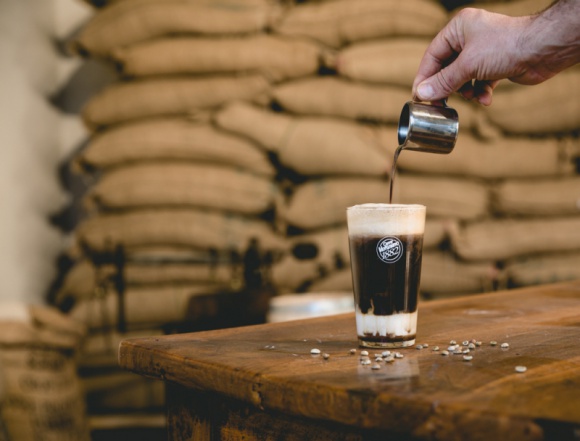 Hit lata – cold brew, czyli kawa macerowana na zimno! LIFESTYLE, Żywienie - W jaki sposób poradzić sobie z upałem? Świetną propozycją na gorące dni jest cold brew. Zimna, orzeźwiająca i dodająca energii kawa jest coraz częściej serwowana w kawiarniach. Każdy z nas może ją też przygotować w domowym zaciszu.