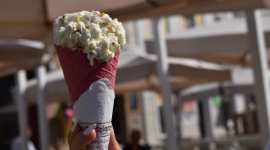 Lody o smaku jarzębiny? LIFESTYLE, Żywienie - Chałka z Nutellą, ser koryciński z brzoskwinią i czarnuszką czy rokitnik z jarzębiną – to tylko część propozycji, które w tym sezonie zadebiutowały w menu „u Lodziarzy”.