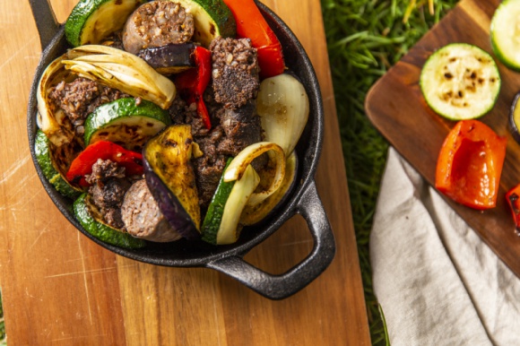 Weekendowe grillowanie ze smakiem LIFESTYLE, Żywienie - Podpowiadamy co warto upiec na grillu – nie będzie to zwykła kaszanka i kiełbaski!