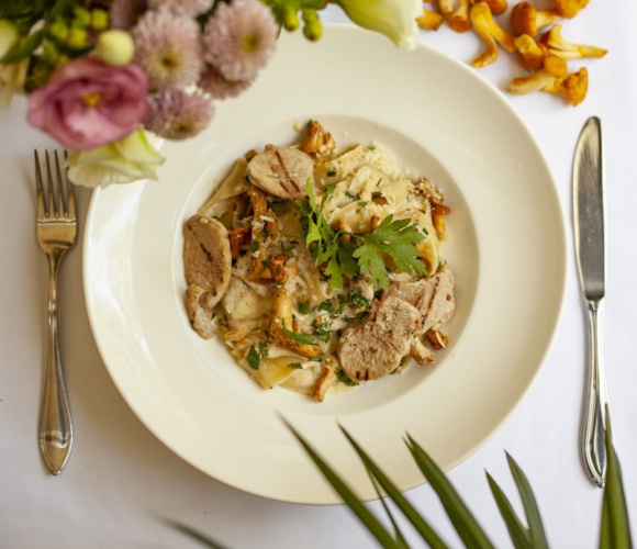 Czas na dania z kurek LIFESTYLE, Żywienie - Kurki pojawiły się w tym roku w lasach później niż zwykle, ale wreszcie restauratorzy mogą przygotowywać z nich pyszne dania. Sezon czas zacząć!