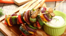 Będzie ogień! Zakończ sezon grillowy z przytupem LIFESTYLE, Żywienie - Słońce, ciepłe wieczory oraz unoszący się aromat przysmaków z grilla… brzmi znajomo, prawda? Niestety, wszystko co dobre, szybko się kończy, dlatego warto wykorzystać ostatnie chwile lata i zamknąć sezon grillowy ze smakiem! W jaki sposób? Zobaczcie sami!