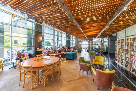 Nowa kawiarnia Green Caffè Nero w warszawskiej centrali Banku Millennium LIFESTYLE, Żywienie - Green Caffè Nero właśnie otworzyło swoją 69. kawiarnię w Warszawie – tym razem w ramach konceptu lokalu współtworzonego z użytkownikiem. Nowa kawiarnia zlokalizowana jest w centrali Banku Millennium na warszawskim Mokotowie przy ulicy Żaryna 2.