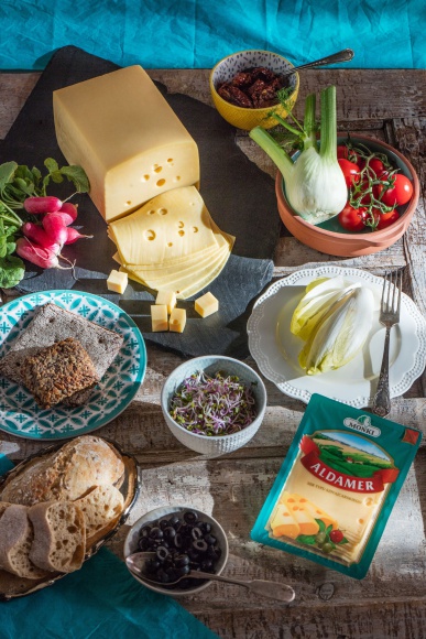Nadchodzi czas wyborów: polityka zero waste w twojej lodówce LIFESTYLE, Żywienie - Dlaczego wyrzucam rocznie 235 kg produktów spożywczych?- to pytanie powinien zadać sobie każdy z nas. Statystyki pokazują bowiem, że głównym „producentem” wyrzucanej żywności są gospodarstwa domowe (53%), a przeciętny Polak w ciągu roku marnuje właśnie około 235 kg jedzenia.