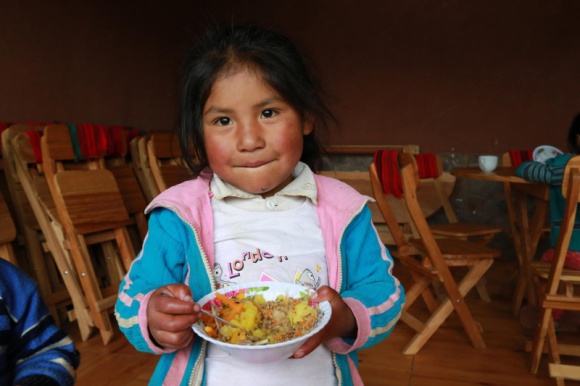 UNICEF ostrzega: zła dieta zagraża zdrowiu dzieci na całym świecie LIFESTYLE, Żywienie - Co trzecie dziecko poniżej 5. roku życia jest niedożywione, a 2 na 3 dzieci, które mają mniej niż 2 lata, nie jest odżywiana prawidłowo. Ubóstwo, urbanizacja, zmiany klimatyczne i złe praktyki żywieniowe prowadzą do niezdrowej diety.