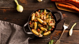 Przepisy, które rozgrzeją Cię podczas chłodnych, jesiennych dni LIFESTYLE, Żywienie - Jak nie dać się chorobie i umilić sobie czas podczas chłodniejszych dni oraz jesiennych wieczorów? Koniecznie sprawdźcie nasze przepisy na pyszną zupę z kabanosem, zasmażane kopytka z pieczarkami i cebulką oraz zupę z kiełbasą i warzywami.