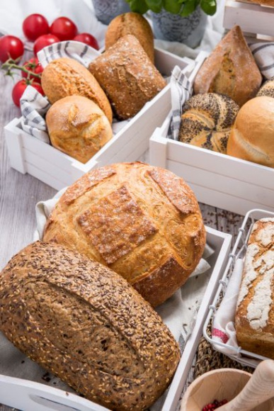 16 października – Światowy Dzień Chleba LIFESTYLE, Żywienie - Okrągły, podłużny, z chrupiącą skórką albo w formie płaskiego placka. Chleb niejedną ma formę i doczekał się nawet swojego święta. 16 października został w 1997 roku ogłoszony Światowym Dniem Chleba. To najlepsza okazja, żeby przyjrzeć się jego historii.