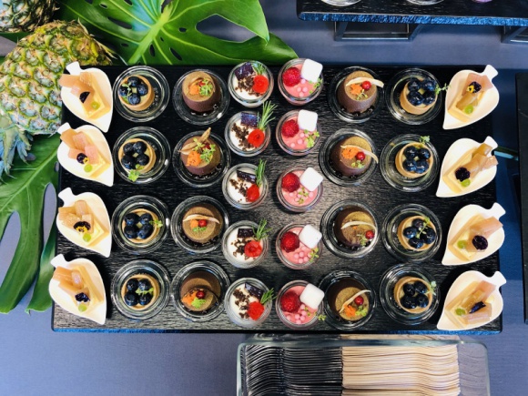 Deli Catering nakarmiło uczestników Wielkiej Warszawskiej LIFESTYLE, Żywienie - Za nami 74. Wielka Warszawska na Torze Służewiec. Za pełną obsługę cateringową wydarzenia odpowiadał lider na rynku usług cateringowych w zakresie kulinariów eventowych, marka Deli Catering.