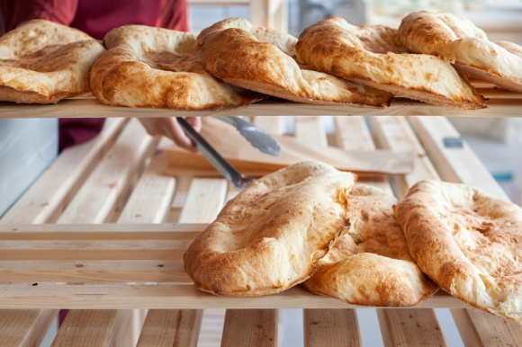 Gruzińskie puri, grecka pita i włoska piada,czyli wypieki z różnych stron świata LIFESTYLE, Żywienie - Niepowtarzalne aromaty i smaki to bogactwo, z którego można czerpać inspiracje do tworzenia własnych wariacji smakowych. Poza wyszukanymi daniami głównymi, równie ciekawe okazują się wypieki – i to te wytrawne. Podbijają kubki smakowe miłośników nieoczywistych przekąsek.