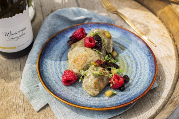 Tradycje kuchni polskiej – pierogi, skąd znalazły się na naszych stołach? LIFESTYLE, Żywienie - Tradycyjne potrawy to element, bez którego chyba nikt nie wyobraża sobie wigilijnej, uroczystej kolacji w gronie najbliższych. Zgodnie z obyczajami, na świątecznym stole zawsze powinno znaleźć się 12 dań, a wśród nich...
