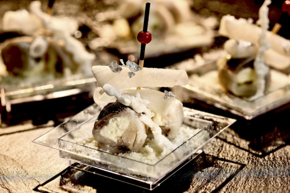 Świąteczne stoły w rytmie tradycji LIFESTYLE, Żywienie - Pomimo wszechobecnego trendu eko i coraz większej kulinarnej ciekawości co do specjałów z różnych stron świata, w święta Bożego Narodzenia stawiamy jednak na tradycyjne, choć nierzadko ze szczyptą innowacji, potrawy.