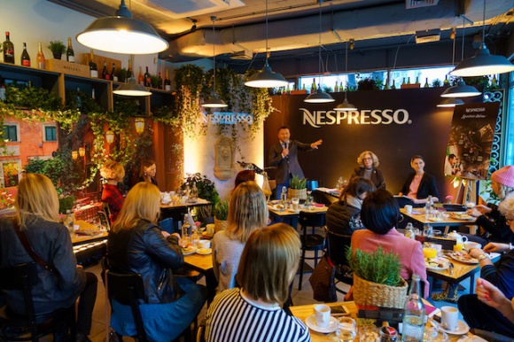 PREMIERA KOLEKCJI NESPRESSO ISPIRAZIONE ITALIANA, RELACJA Z WYDARZENIA LIFESTYLE, Żywienie - 29 stycznia odbyła się premiera najnowszej kolekcji kaw Nespresso – Ispirazione Italiana. Wydarzenie poprowadził dziennikarz – Jarosław Kuźniar, o włoskiej kulturze opowiedziała pisarka – Tessa Capponi-Borawska, a nowe kawy przedstawiła PR Manager Nespresso, Joanna Tusiewicz.