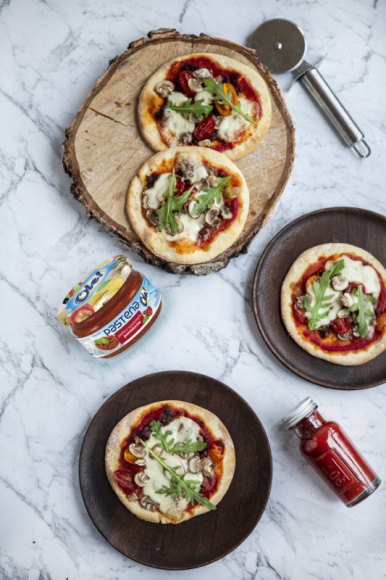 Przepis: Mini pizze z Pasteną LIFESTYLE, Żywienie - Przepis: Mini pizze z Pasteną – pastą z suszonych pomidorów OLE!, pieczarkami oraz rukolą.