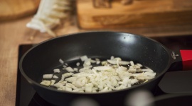 Dieta na home office, czyli jak zachować formę LIFESTYLE, Żywienie - W ciągu ostatnich dwóch miesięcy przywykliśmy już do myśli, że praca zdalna jest możliwa. Dostosowaliśmy przestrzeń wokół siebie, nauczyliśmy się też odpoczywać w takich warunkach, ale czy zadbaliśmy o dobre odżywianie? Jeśli nie, najwyższy czas to zrobić!