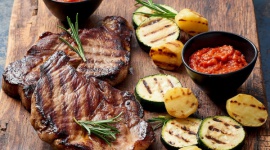 Udany sezon grillowy z Ajvarem Podravka LIFESTYLE, Żywienie - Coraz dłuższe i cieplejsze wiosenne dni oznaczają jedno – czas na grilla. To również szansa na odkrycie nowych, inspirujących smaków rodem ze słonecznej Chorwacji.