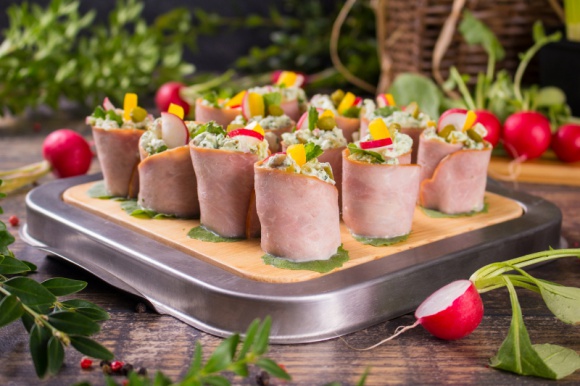 Roladki na wielkanocne śniadanie LIFESTYLE, Żywienie - Roladki są znakomitą propozycją na wielkanocne śniadanie. Sprawdzą się również jako przystawka do uroczystego obiadu. Ich niewątpliwą zaletą jest fakt, że do przygotowania farszu możemy użyć w zasadzie wszystkich ulubionych składników.