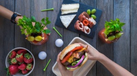 Dziś Święto Burgera - kanapki, która podbiła świat LIFESTYLE, Żywienie - Z okazji Dnia Burgera Uber East postanowił wskazać, jakie są najpopularniejsze burgerowe wariacje w kraju nad Wisłą, czym różnią się podniebienia Polaków od pozostałych nacji oraz jakie kulinarne trendy będą zyskiwały na popularności.