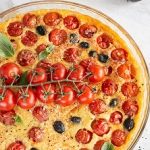 PRZEPIS: Clafoutis z pomidorkami cherry i czarnymi oliwkami drylowanymi OLE!