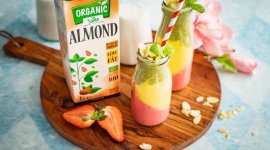 Truskawkowo-migdałowe orzeźwienie LIFESTYLE, Żywienie - Jak przygotować idealny koktajl? Jeśli mamy ochotę na zdrowy napój w nowej, oryginalnej wersji, warto przyrządzić go na bazie napoju roślinnego. Truskawki, mango, kiwi, napój migdałowy Sante Organic – wystarczą, by stworzyć prawdziwy przebój lata.