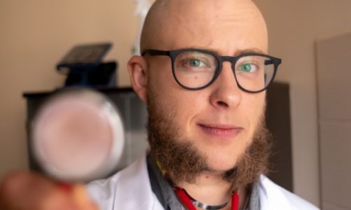 Wakacje z kaloriami. W czasie urlopu chętniej sięgamy po niezdrową żywność