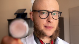 Wakacje z kaloriami. W czasie urlopu chętniej sięgamy po niezdrową żywność LIFESTYLE, Żywienie - W czasie wakacyjnej podróży Polacy najchętniej zatrzymują się w bistro przy stacji benzynowej lub przydrożnej sieciowej restauracji. Wśród najczęściej spożywanych produktów królują hot-dogi i zapiekanki zestawiane z kawą, herbatą lub słodkim napojem.