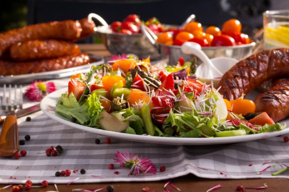 Zostań mistrzem grillowania LIFESTYLE, Żywienie - Choć ten sezon grillowy będzie się różnił od poprzednich, to nadal mamy wiele możliwości, by cieszyć się niepowtarzalnym smakiem i aromatem dań z rusztu. Dla wszystkich, którzy uwielbiają grillowanie, Sokołów ma wiele wyśmienitych propozycji z linii Grill House.