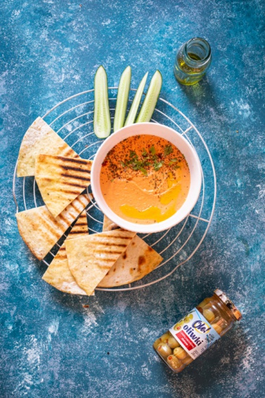 Hummus paprykowy z zielonymi oliwkami OLE!