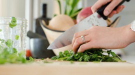 Pobudź swoją wyobraźnię – sposoby na lekkie i niebanalne sałatki