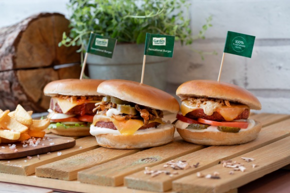 Roślinny burger od Nestlé już dostępny w Polsce LIFESTYLE, Żywienie - Sensational Burger marki Garden Gourmet to pierwszy roślinny burger od Nestlé na polskim rynku. Od 28 lipca będą mogli go spróbować klienci sieci „7th Street – Bar & Grill” oraz „Meet & Fit – Slow Food”.