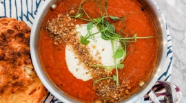 Inspiracje od marki Vegeta Natur LIFESTYLE, Żywienie - Zupy goszczą na naszych stołach na co dzień, skradając serca i rozpieszczając podniebienia. Lato to idealny moment na przygotowanie aromatycznych kremów czy bulionów z sezonowych warzyw. Z przyprawami Vegeta Natur stworzysz zupy, które zachwycą Twoich bliskich.
