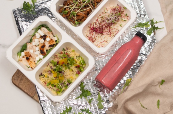 Dieta pudełkowa w bezpiecznej, letniej o(d)słonie LIFESTYLE, Żywienie - W tym roku o 35% wzrosła liczba Polaków korzystających z tzw. diet pudełkowych. Mimo iż dostawcy zapewniają wysoką jakość odpowiednio zbilansowanych dań, to utrzymanie ich świeżości, szczególnie latem, jest nie lada wyzwaniem.