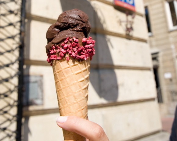 Rzemieślnicze lody czekoladowe – zdrowy hit lata!