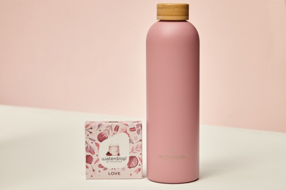 Do zakochania jeden… łyk! LOVE - nowy smak waterdrop® LIFESTYLE, Żywienie - Producent mikrodrinków waterdrop® prezentuje kolejny smak w ofercie marki. Kostki pod nazwą LOVE to niecodzienne połączenie roślinnych składników: słodko – kwaśnych jagód goji, owoców granatu oraz ekstraktu z schisandry, czyli cytryńca chińskiego.