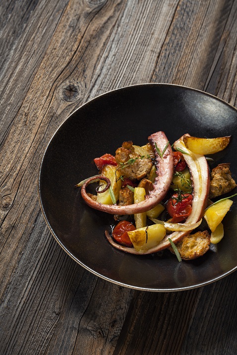 Chorwacka ośmiornica pieczona z ziemiankami i chlebem2