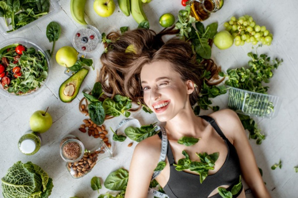 Czy naprawdę warto rozkochać się w zielonych warzywach liściastych? LIFESTYLE, Żywienie - Wprowadź na stałe do menu zielone dary natury, a w podzięce wzmocnisz swoją odporność, będziesz cieszyć się ładniejszą skórę i talią o jakiej nawet nie śniłaś.
